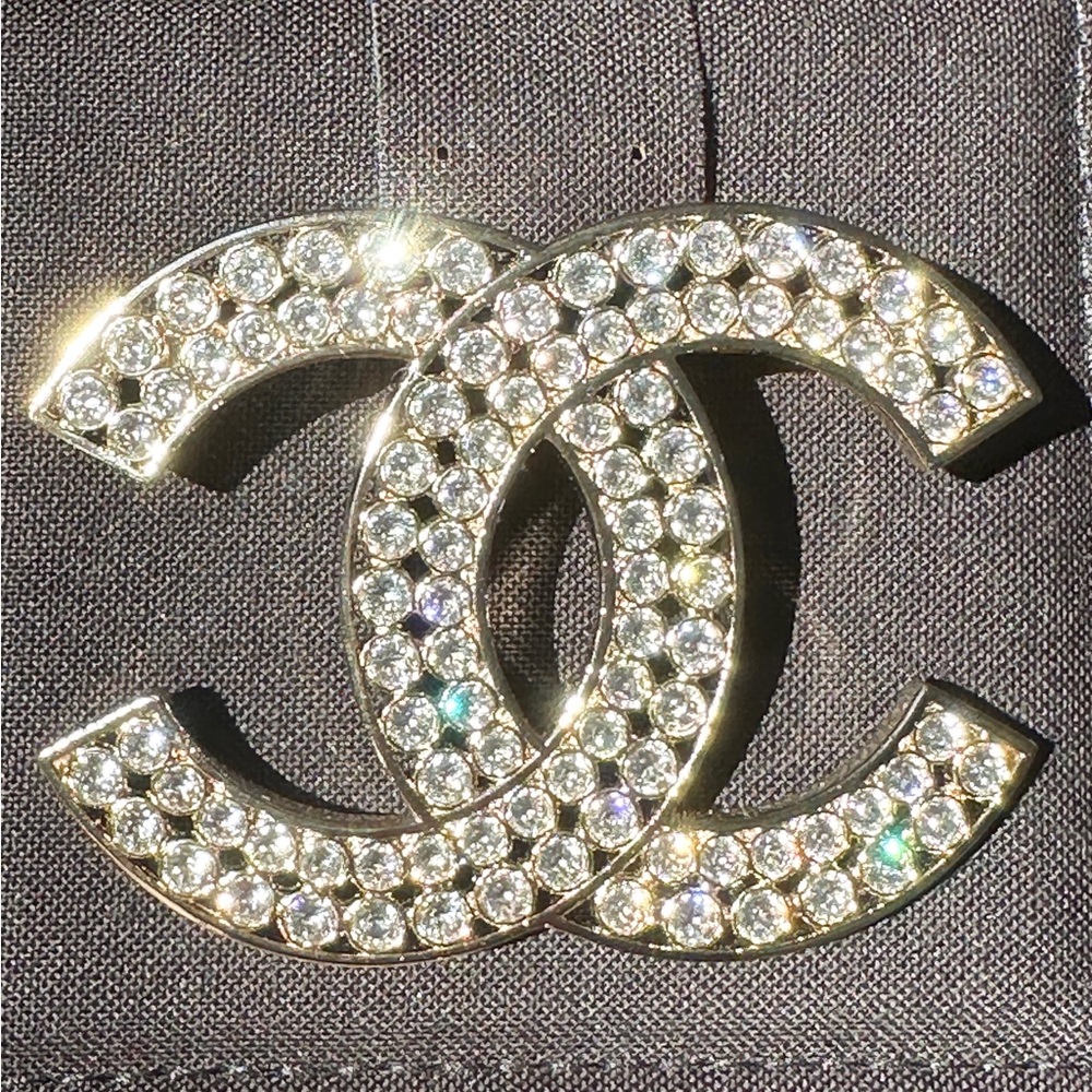 $1.2K CHANEL 2023S CLASSIC GOLD LARGE BIG CC LOGO CRYSTALS BROOCH PIN